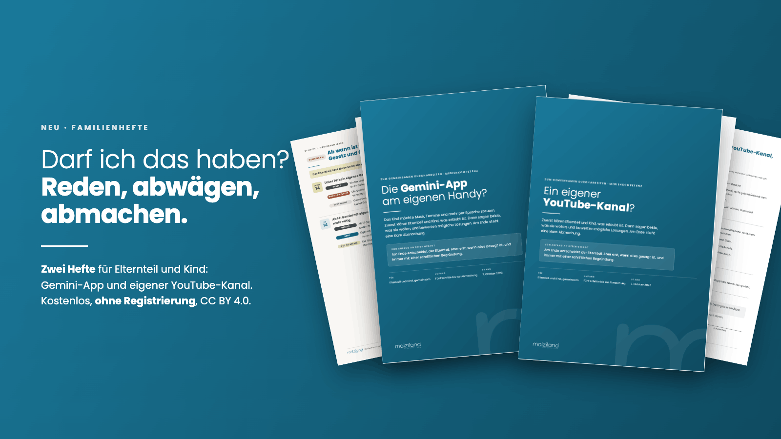 Titelseiten und Innenseiten der beiden Familienhefte, aufgefächert auf petrolfarbenem Grund. Daneben: Darf ich das haben? Reden, abwägen, abmachen.